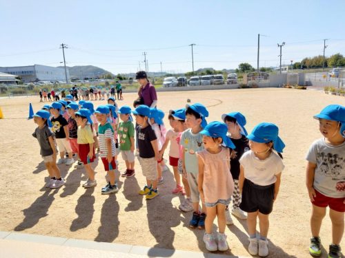 10月17日：笛の音に合わせて気を付け！の練習をしています。