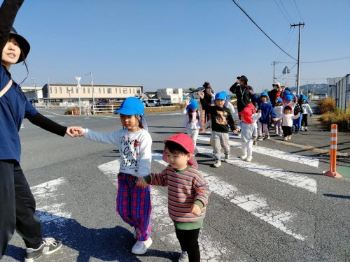 11月17日：あか組さんと手を繋いでお散歩に行きました。