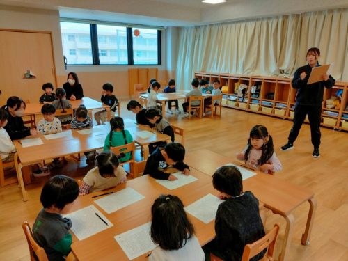 11月18日：ひらがなの書き方を教えてもらってます。