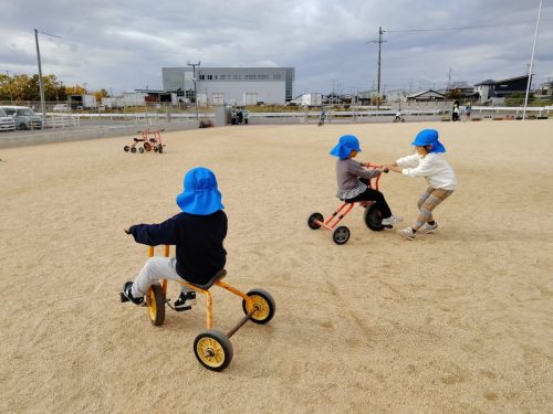 11月18日：少し寒かったけど元気に園庭で遊びました。