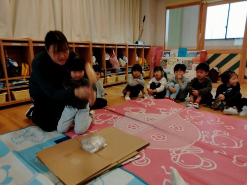 1月13日：木槌で叩いています！