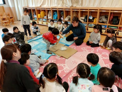 1月13日：みんなで協力して叩いています。