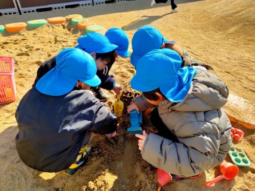 1月14日：みんなで協力して、大きな穴を掘っています！