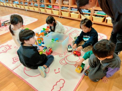 １月15日：き組さんに車のおもちゃを貸してもらいました。