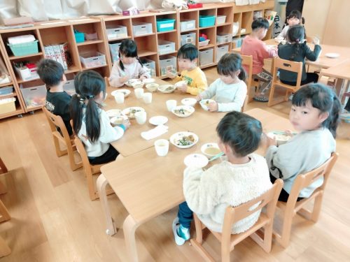 １月15日：給食を食べているところです。