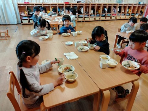 １月15日：お皿もきちんと持って食べています。