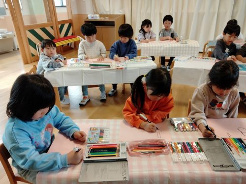 3月2日：真剣に見ながら描いています。