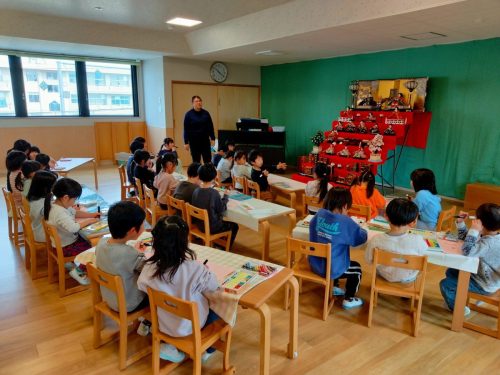 3月2日：ひな人形の絵をかきました。