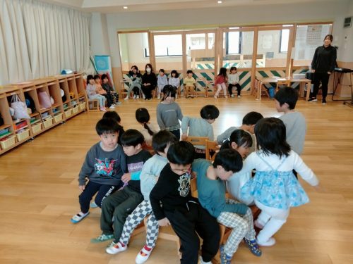 3月４日：椅子を取り合っています！