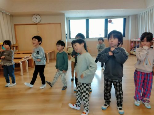 3月４日：「あいうえおんがく」を踊りました。