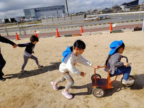 3月４日：園庭に出て好きな遊びをしました。