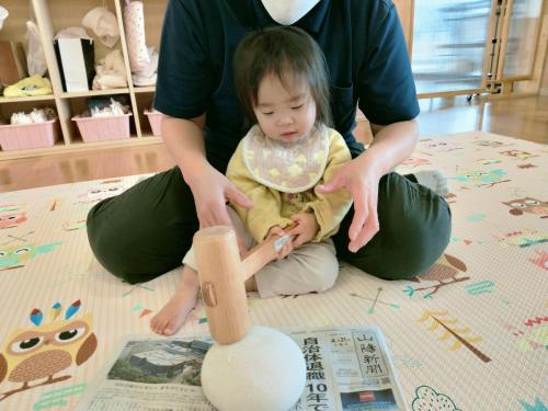 1月14日:鏡開きをしました。木槌が重いけど一人で支えています。