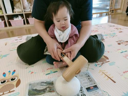 1月14日:この後、一人で片手で木槌を持っていました！