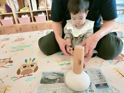 1月14日:先生と一緒に木槌を持って頑張ってお餅を叩きました。