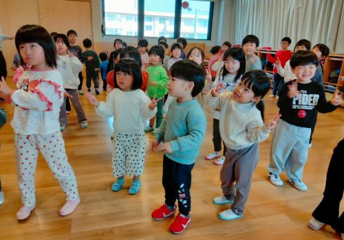 3月9日：あお組さんと一緒に『エビカニクス』を踊りました♬