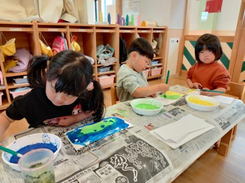 3月9日：好きな色を選び、筆を使って色を塗りました！