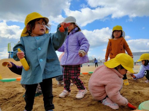 3月10日：砂場で宝探しをしました。