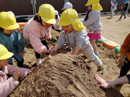 3月10日：宝探しの後は大きいお山を作りました。