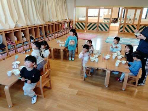3月10日：給食を食べていると小学校の方から風船が飛んできたよ！