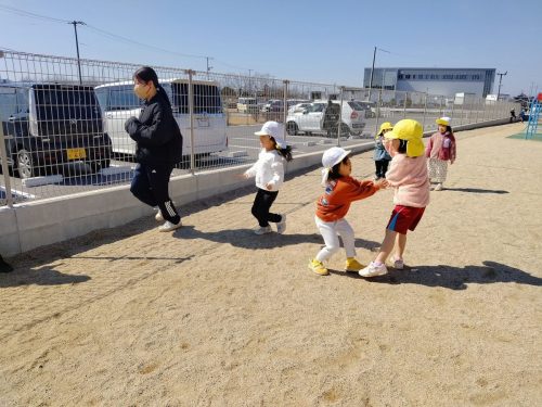 3月11日：好きな遊びをしました。鬼ごっこがしたいお友達が集まって鬼ごっこをしたよ！