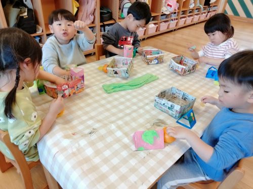 3月12日：絵具で塗った上にデコレーションしました。