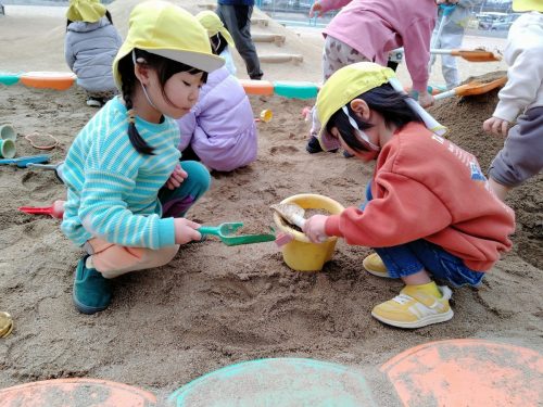 3月13日：砂場で遊びました。