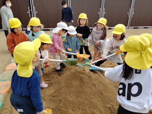 3月13日：大きいお山を作りました。スコップで叩いて頑丈なお山を作るぞ！