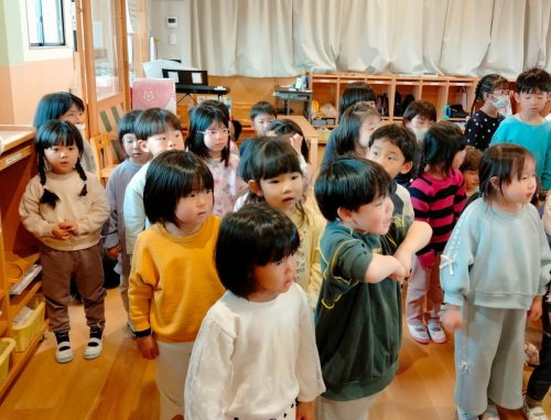 3月19日：堤先生のお別れ会をしました。みんなで「ありがとうの花」を歌いました。