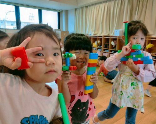 10月20日：ブロックで鉄砲とコマを作って遊びました！