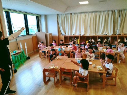 10月20日：「焼き芋」の歌を歌いました。先生とじゃんけんぽい！