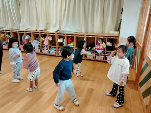 12月15日：「貨物列車」の歌に合わせて歩いて「ガッシャ―ン」でお友達とじゃんけんぽいっ！