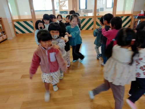 12月15日：さあ、どんどん長い列ができてきました！