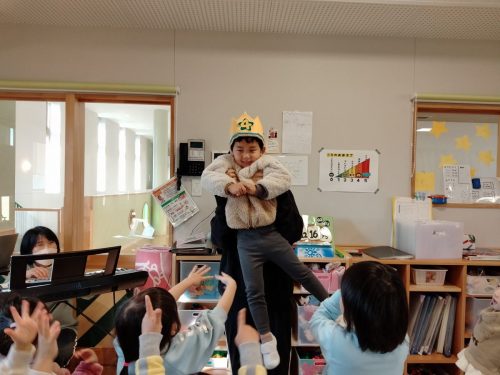 12月16日：今日お誕生日のお友達をお祝いしました。みんなで歌のプレゼントをしました！