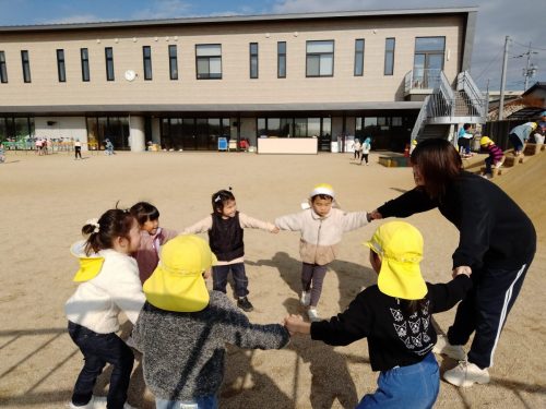 12月16日：自由遊びでも氷鬼をしました。「まずは丸になって、じゃんけんしよ！」鬼決めもき組さんだけで決めれます☆
