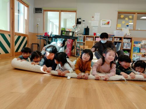 12月18日：引っこ抜かれないようにしっかりマットを握っています！