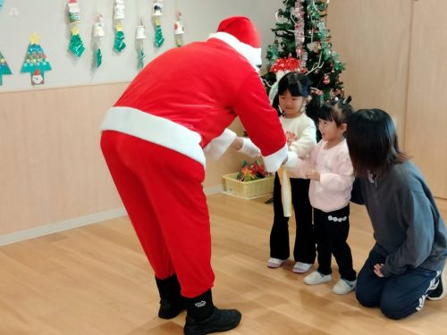 12月19日：代表でサンタさんからプレゼントをもらいました！