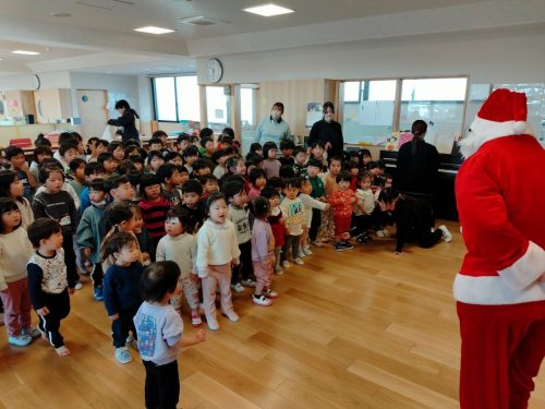 12月19日：サンタさんと一緒に歌を歌いました！