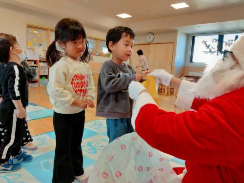 12月19日：サンタさんから一人ずつプレゼントをもらいました。