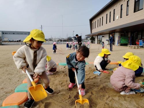 1月15日：砂場で遊びました。