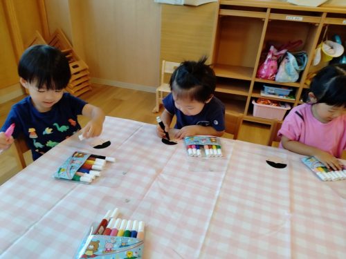 6月30日：「目は黒で描く！」と黒色のマーカーを手に取っています。