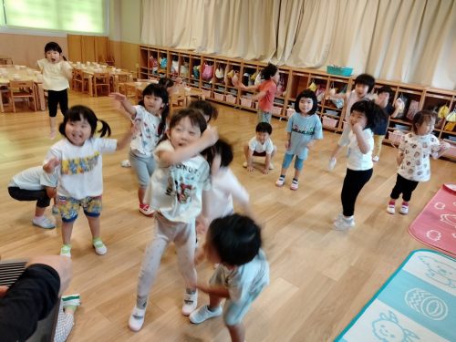 7月1日：お部屋に帰ってきてリトミックをしました。