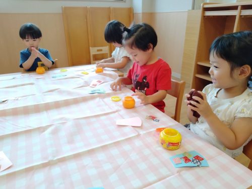 7月3日：昨日切った折り紙をノリで貼り、洋服の模様を作りました。