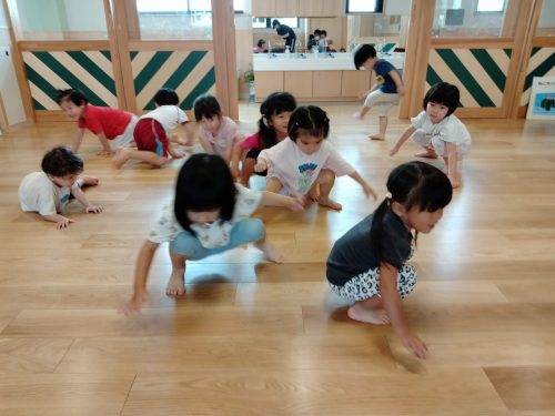 7月3日：シャワーの前に体を動かしたよ！カエルさんのポーズ☆