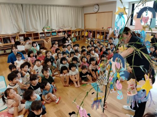 7月4日：七夕まつりに参加しました。き組さんが作った織姫様と彦星様をみんなに紹介しています！