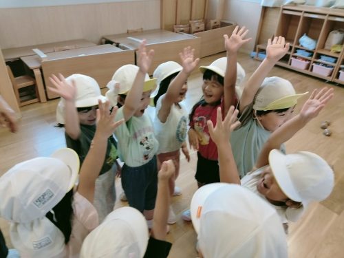9月16日：黄色チームと白チームに分かれて遊びました。「頑張るぞ！えいえいおー！」