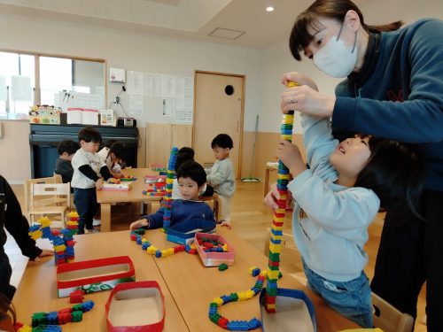 3月11日：ヘビブロックで遊んだよ！先生と協力して高く積み上げられたね(*^▽^*)