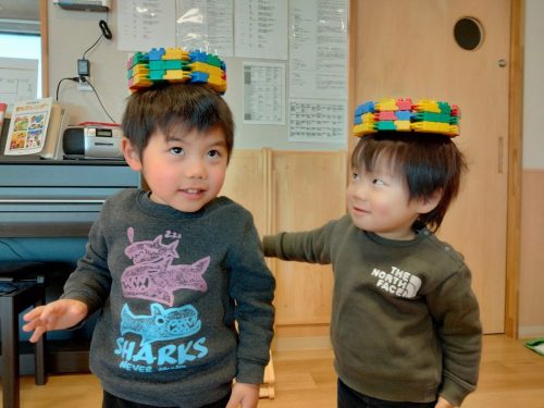 3月11日：輪っかを作って頭に乗せてみたよ！落ちないように慎重に、、、