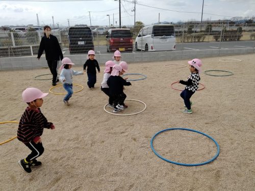 3月13日：「いろいろ？」「なんのいろ！」のゲームをしたよ(^^♪　先生が言った色のフラフープの中に入るよ！