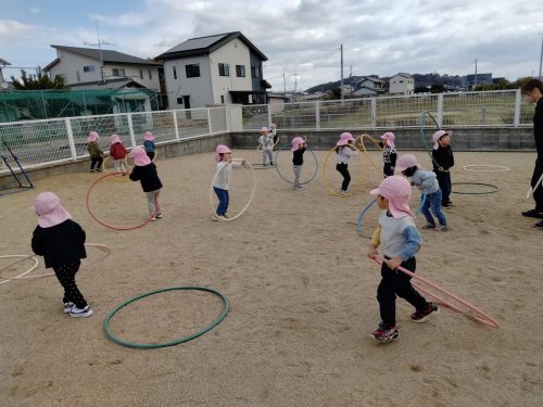 3月13日：好きな色のフラフープを選んで遊んだよ(*^-^*)