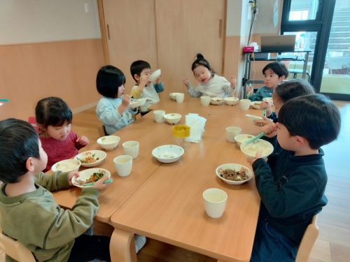 3月13日：お箸とお皿をもって上手に食べれたね！